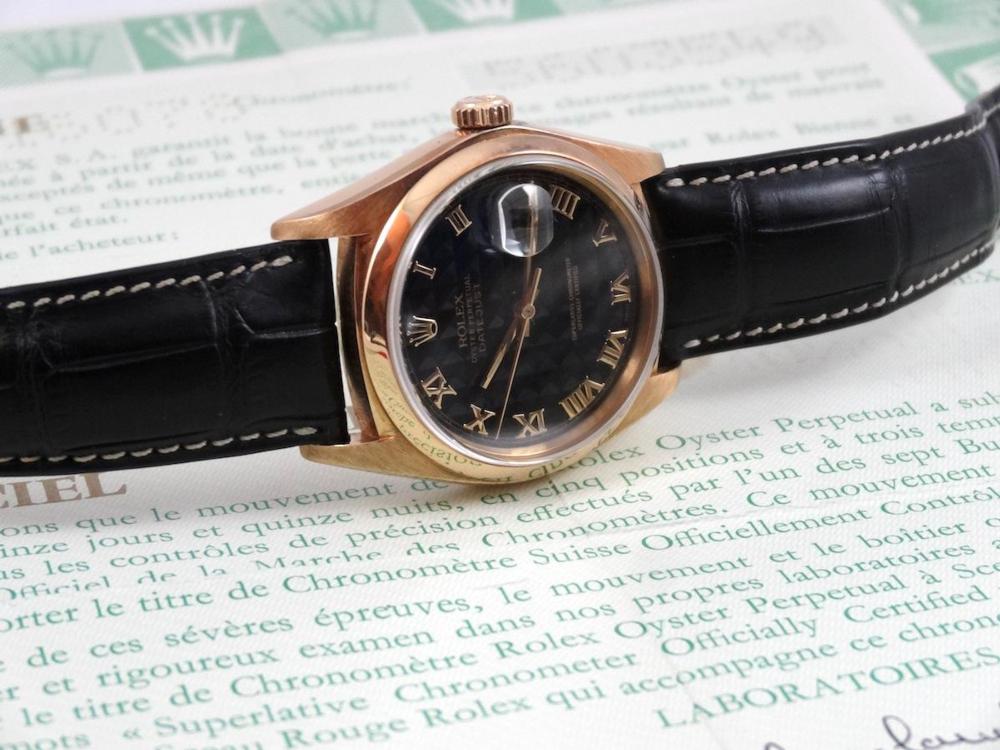 Rolex Datejust Or jaune cadran noir Pyramide Full Set