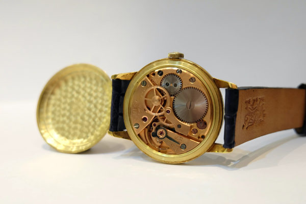 Omega nid d'abeille Référence 2686 or jaune 36mm Circa 1952