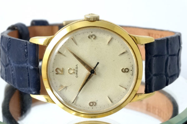 Omega nid d'abeille Référence 2686 or jaune 36mm Circa 1952